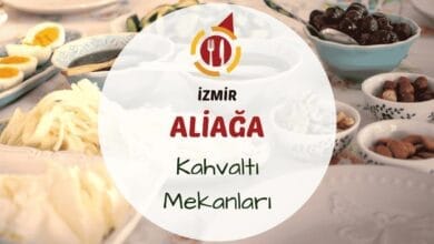 Aliağa'da denize karşı hazırlanmış serpme kahvaltı tabağı ve çay bardakları