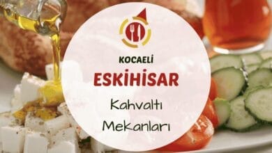 Eskihisar sahilinde serpme kahvaltı tabağı ve deniz manzarası eşliğinde sabah sofrası