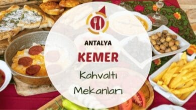 Kemer'de deniz manzaralı bir masada serpme kahvaltı tabağı görünümü