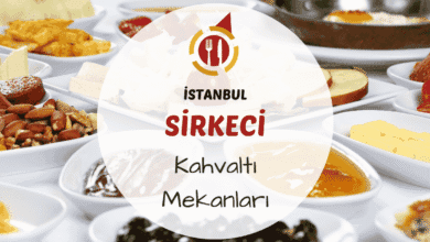 Sirkeci sokaklarında sabah saatlerinde çay bardağı ve serpme kahvaltı tabağı görünümü