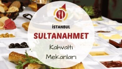 Sultanahmet'te teras kahvaltı sofrasında çay ve serpme tabak görünümü