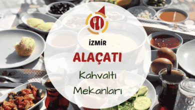 Alaçatı'da bahçeli bir mekanda hazırlanmış renkli serpme kahvaltı sofrası