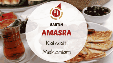 Amasra'da deniz manzaralı bir masada serpme kahvaltı tabağı ve çay bardakları