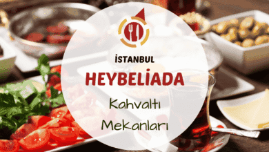 Heybeliada sahilinde serpme kahvaltı masası ve deniz manzarası görünümü
