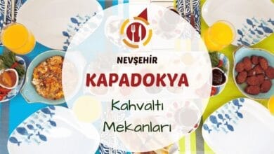 Kapadokya'da teras kahvaltı sofrasında serpme tabaklar ve vâdi manzarası