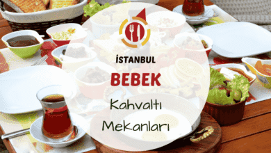 Bebek sahilinde Boğaz manzaralı bir kahvaltı masasının sabah görünümü