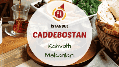 Caddebostan sahilinde ağaçlar altında serpme kahvaltı masası ve deniz manzarası