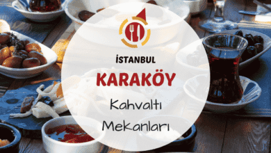 Karaköy sokaklarında kahvaltı tabağı ve çay servisi yapılan bir masa