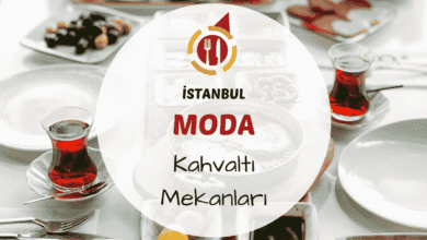 Moda semtinde kahvaltı tabağı ve çay servisi yapılan bir kafe masası