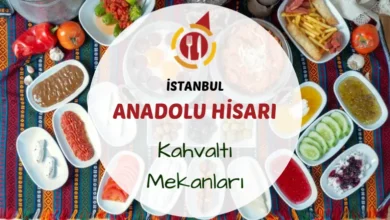 Anadolu Hisarı'nda Boğaz manzaralı bir kahvaltı masası ve çay bardakları